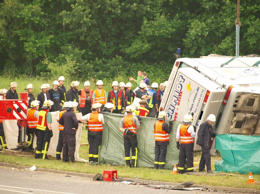 Schwerer Unfall mit Reisebus Lohmar Donrather Dreieck P457.JPG
